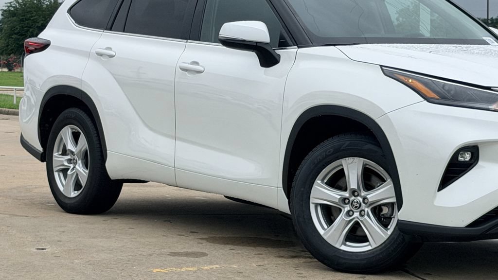 Used 2024 Toyota Highlander LE FWD image 11