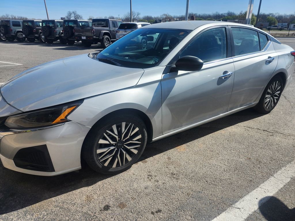 Used 2024 Nissan Altima 2.5 SV image 13