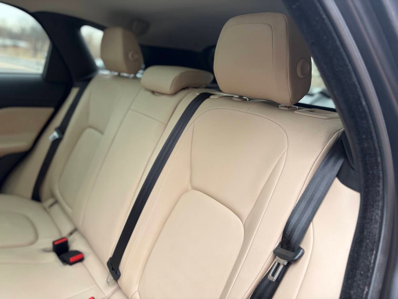 Used 2018 Jaguar F-PACE Premium image 17