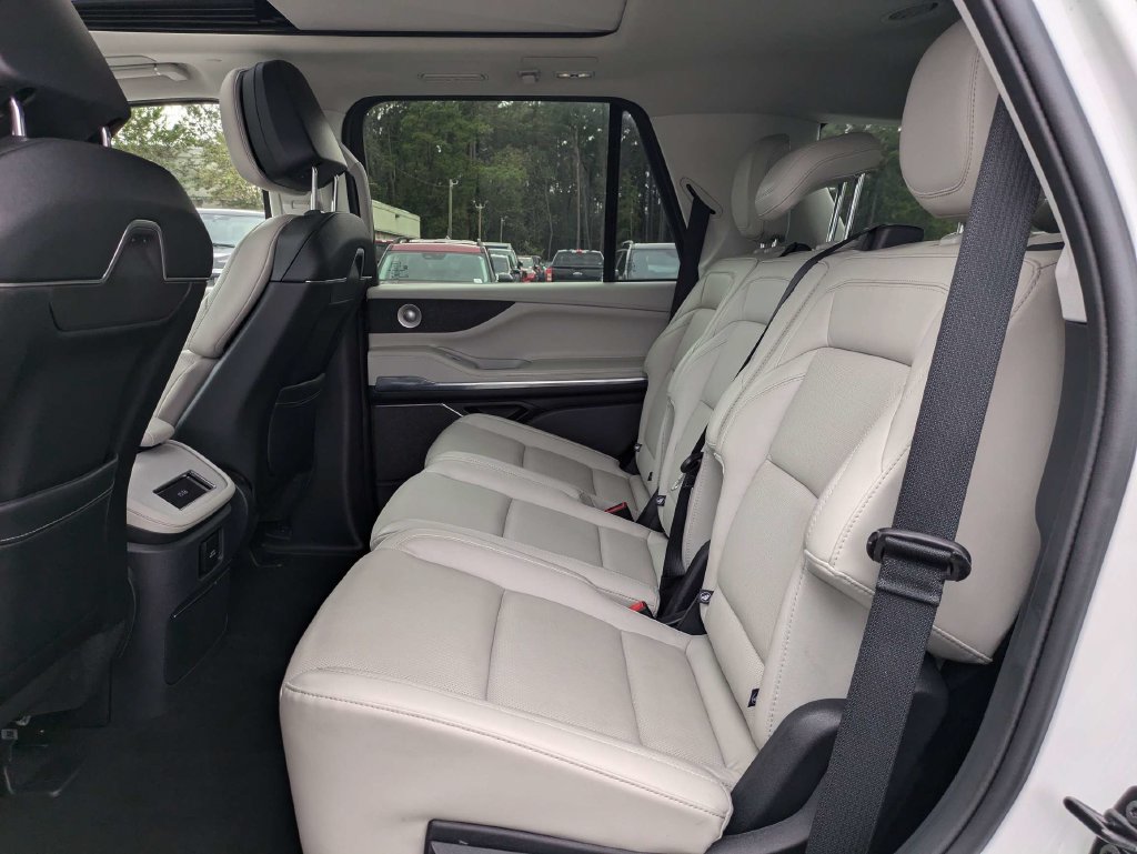 Certified 2026 Lincoln Navigator Reserve AWD/4WD image 15
