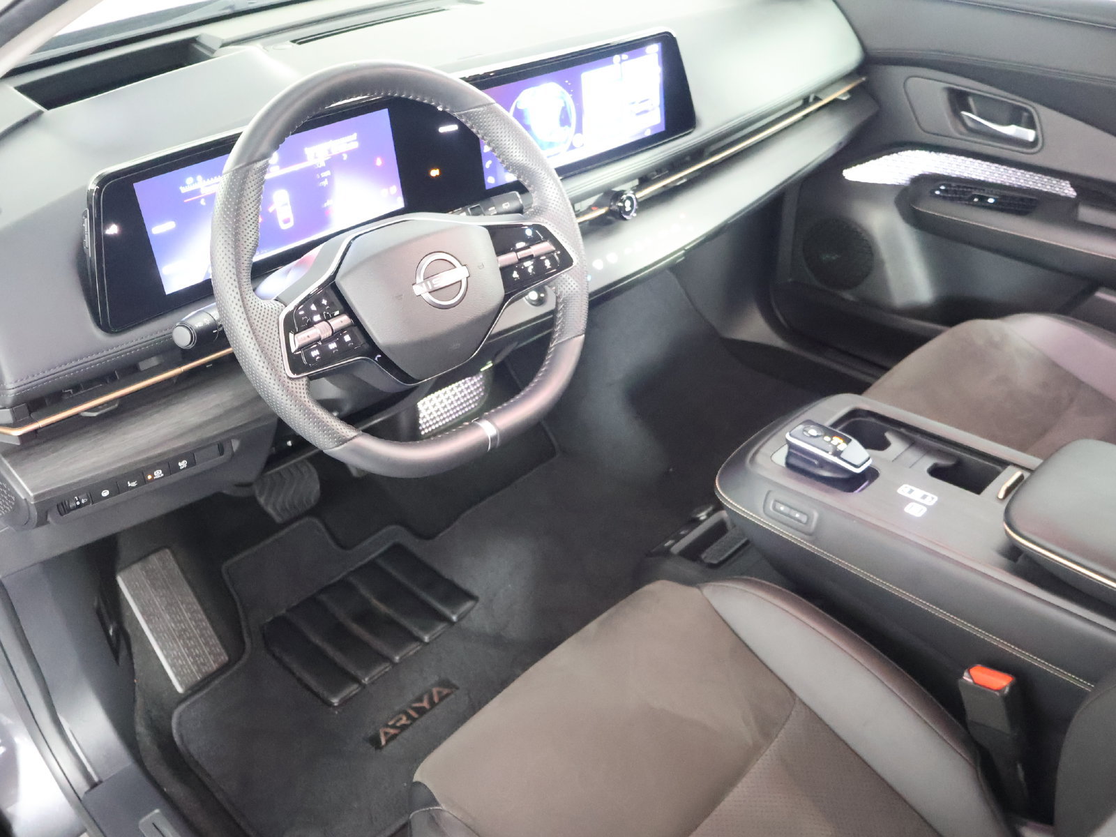 Used 2024 Nissan Ariya AWD image 23