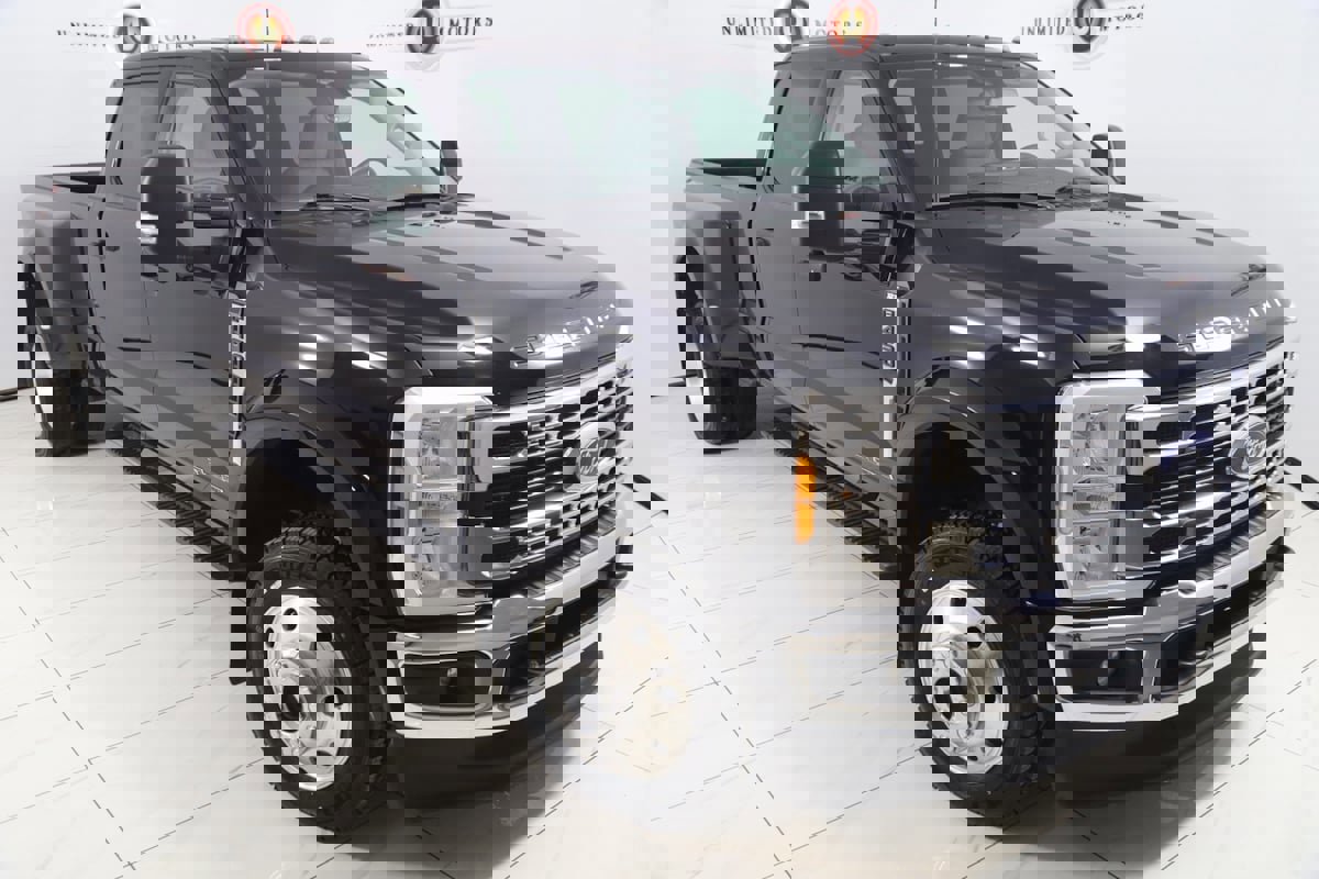 Used 2023 Ford F450 XLT w/ FX4 Off-Road Package image 16