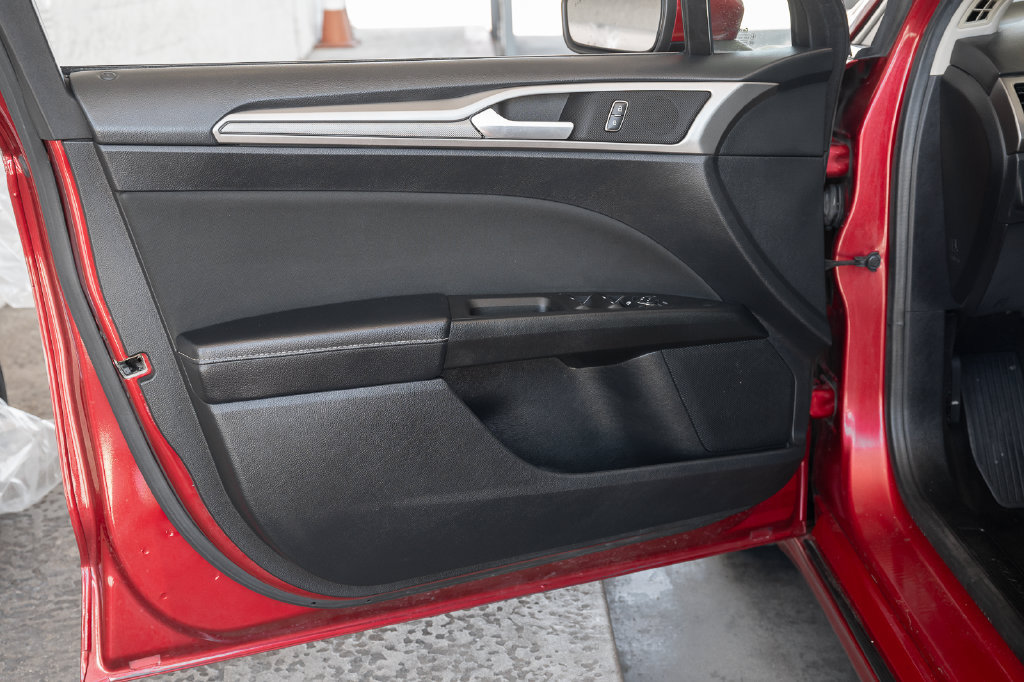 Used 2020 Ford Fusion SE FWD image 22