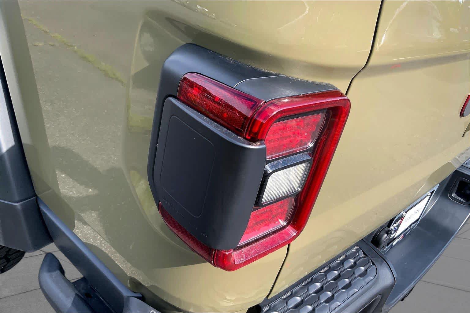Used 2025 Jeep Gladiator Rubicon w/ Convenience Group AWD/4WD image 28