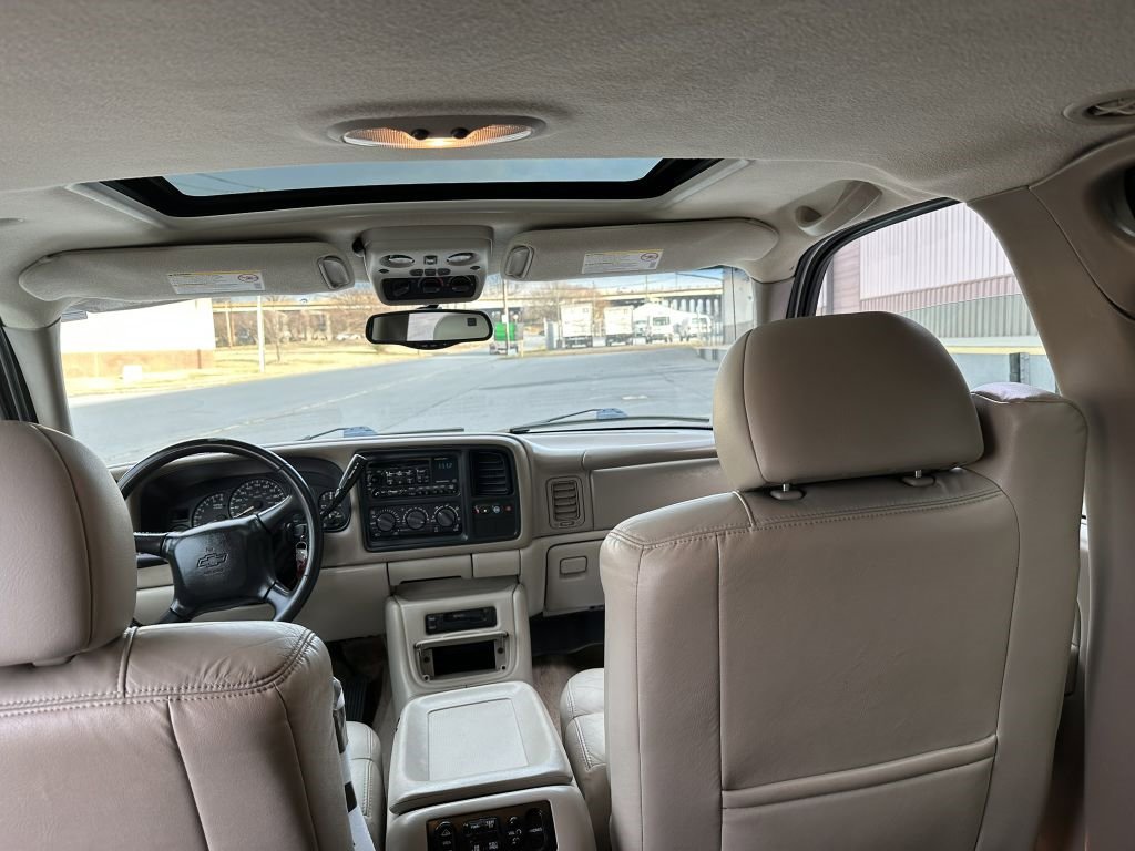 Used 2002 Chevrolet Suburban LT image 30