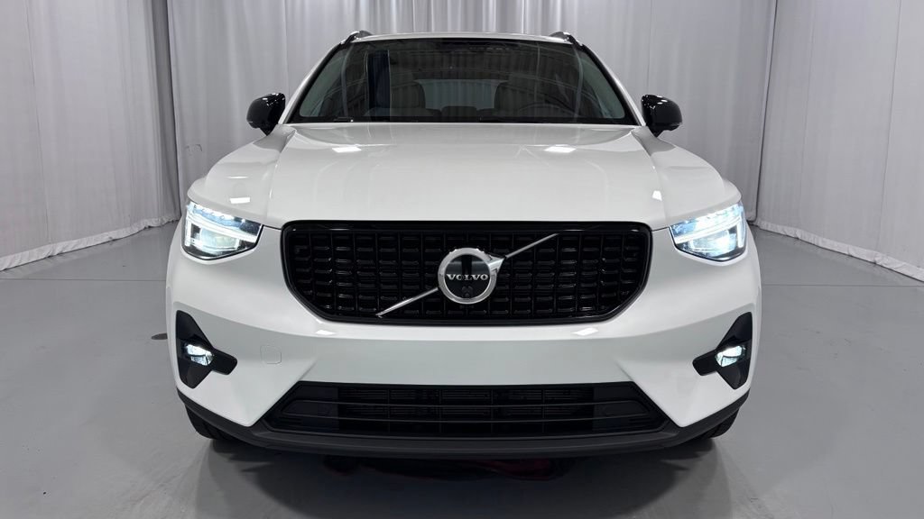 Certified 2026 Volvo XC40 B5 Plus AWD/4WD image 3