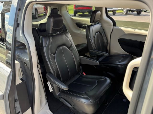 Used 2023 Chrysler Pacifica Touring-L FWD image 20