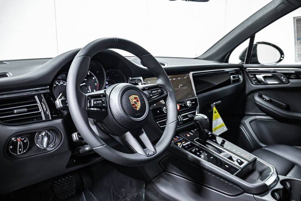 Certified 2025 Porsche Macan image 4