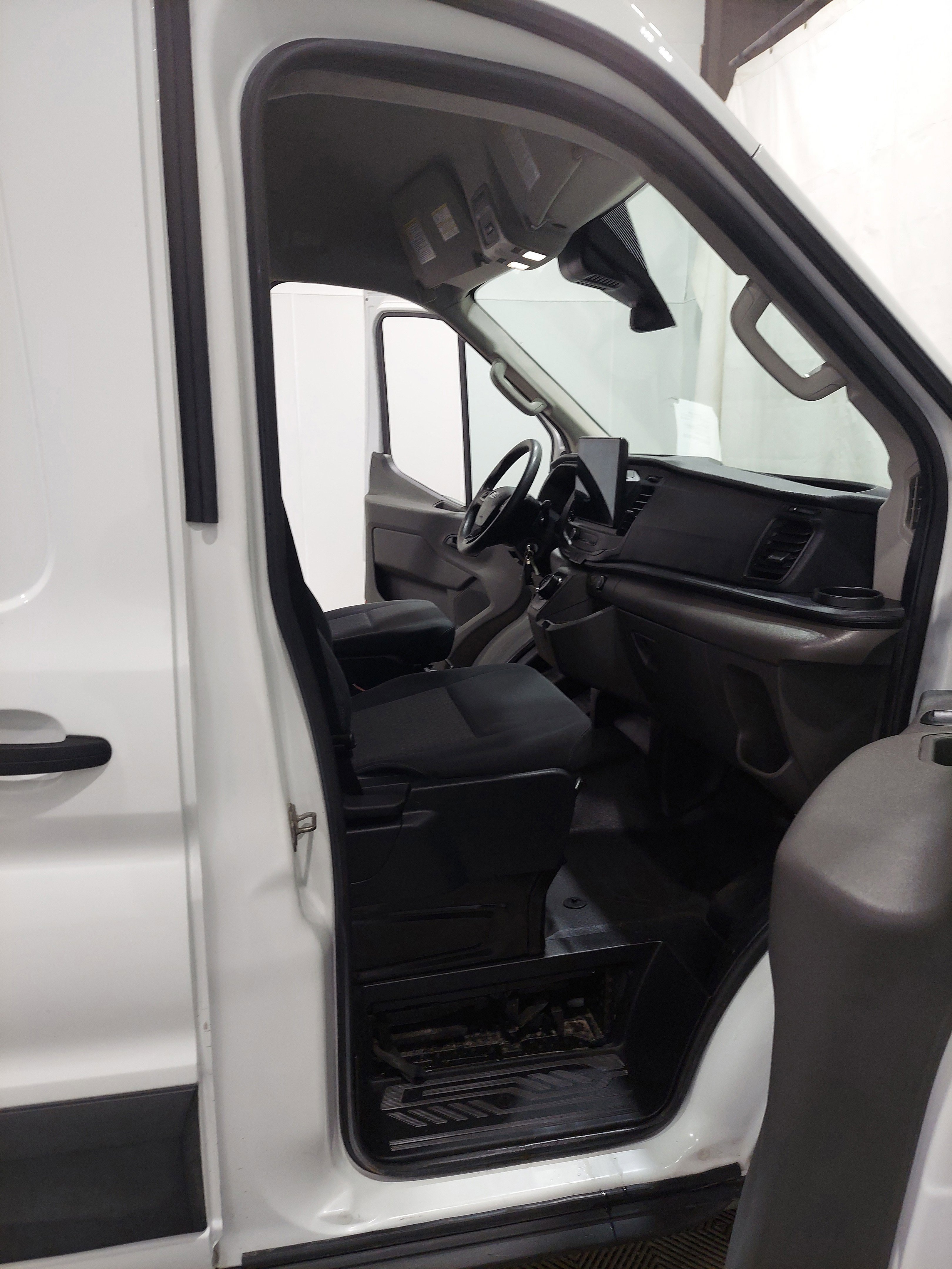 Used 2023 Ford E-Transit 148 High Roof RWD image 14