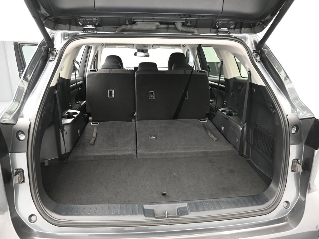 Used 2024 Toyota Highlander LE image 27