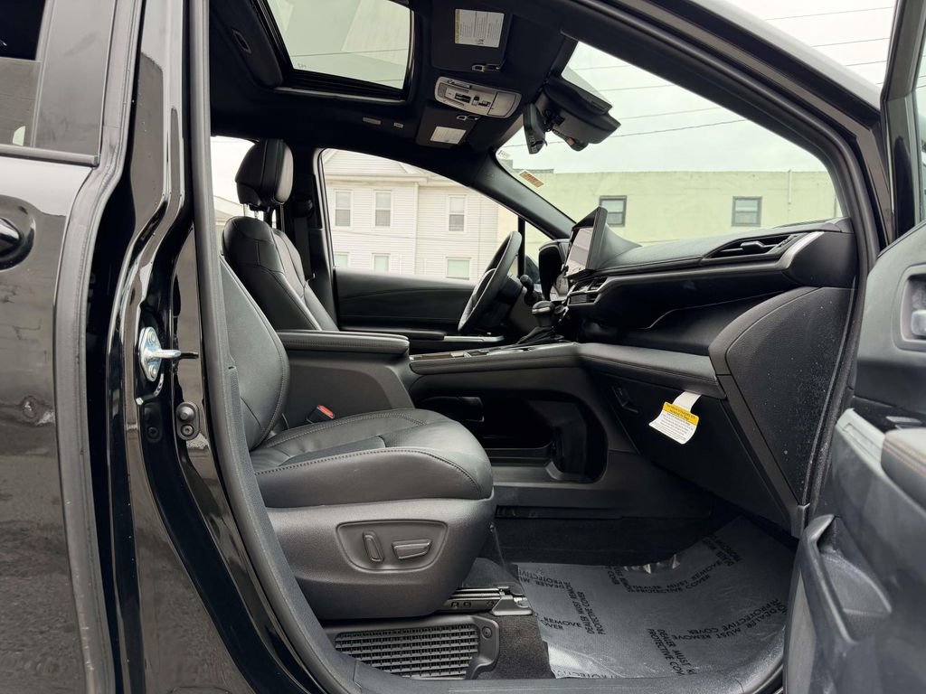 Used 2025 Toyota Sienna Platinum image 11
