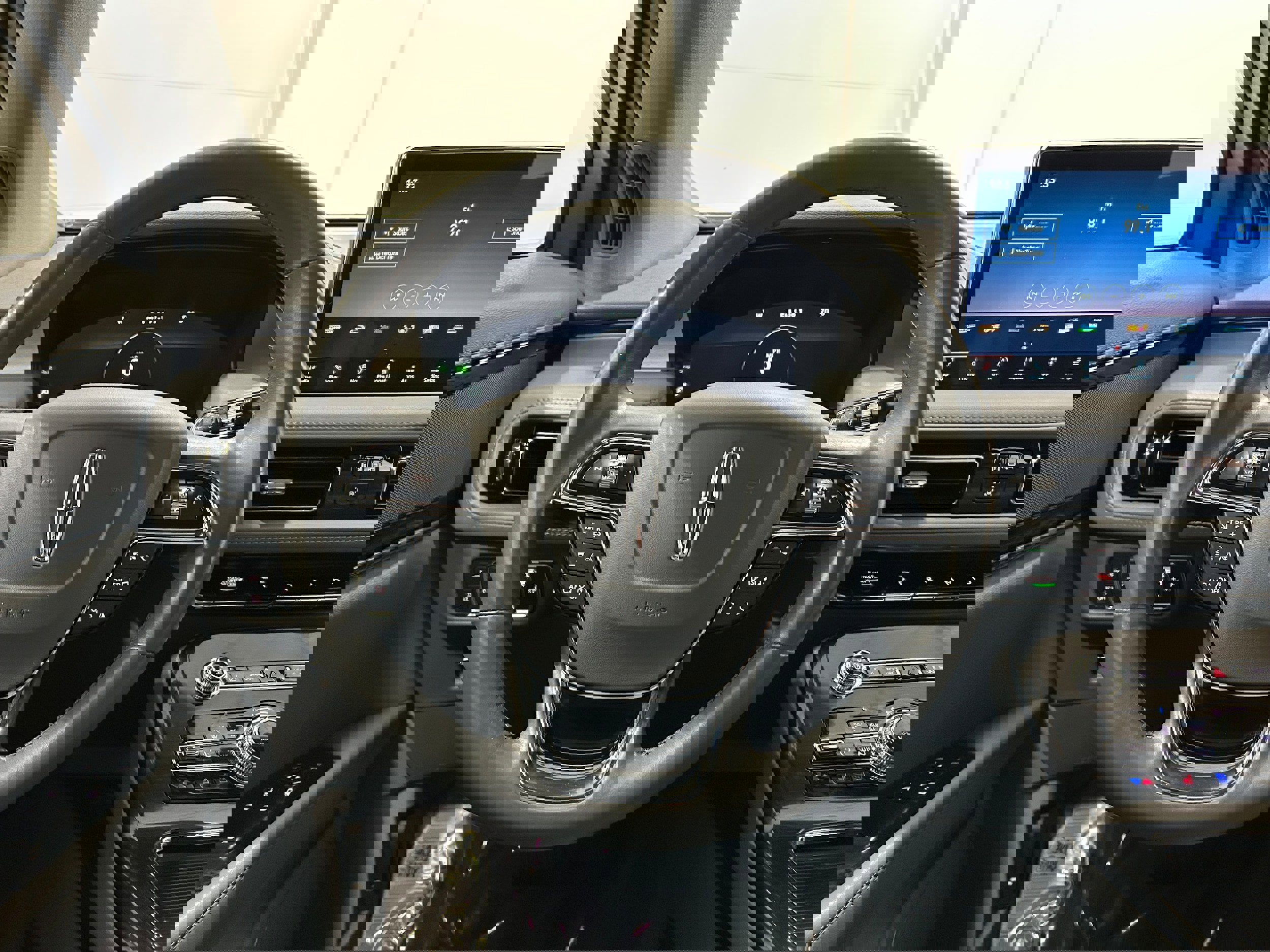 Used 2022 Lincoln Nautilus Reserve image 11