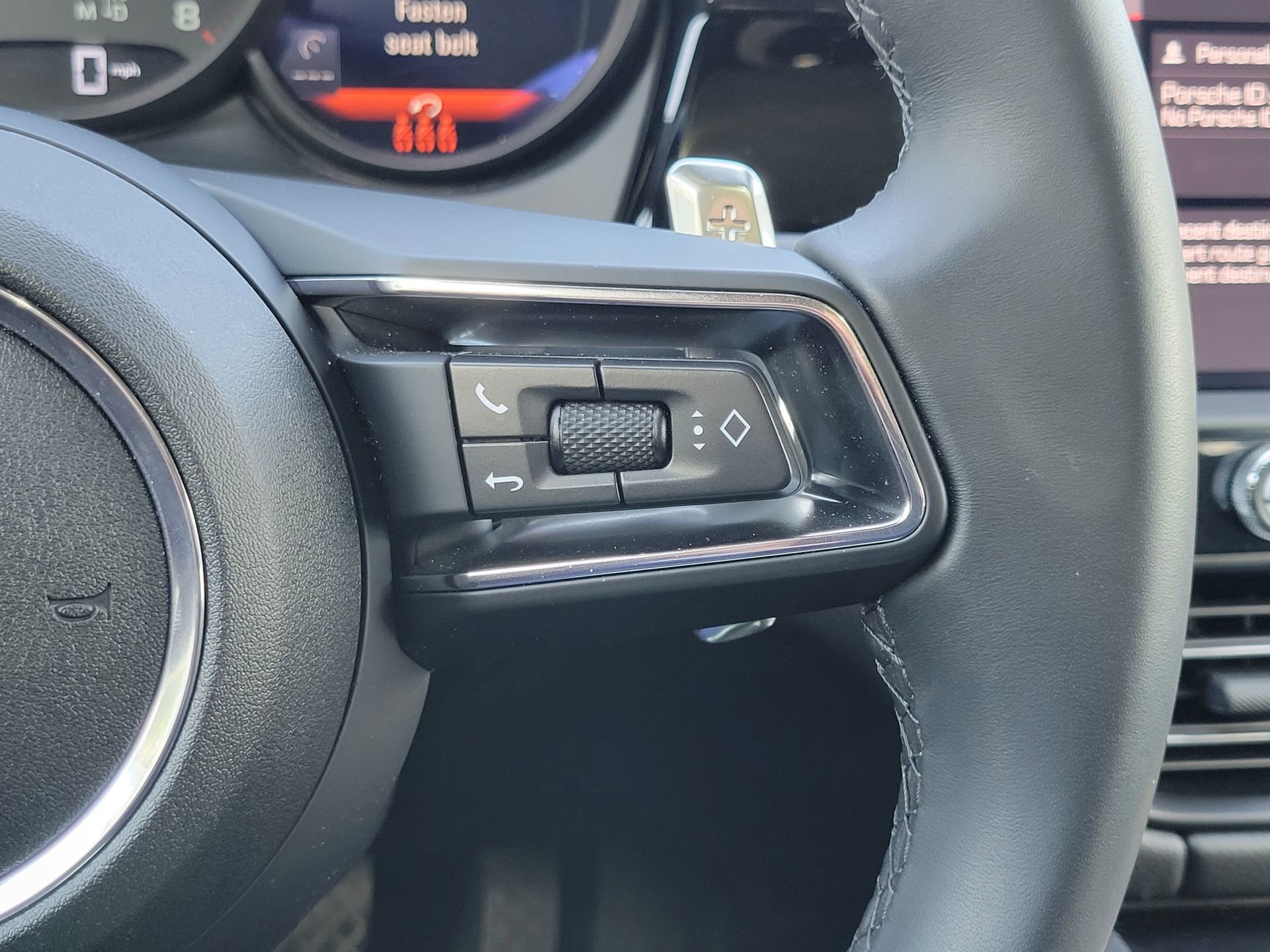 Used 2025 Porsche Macan image 14