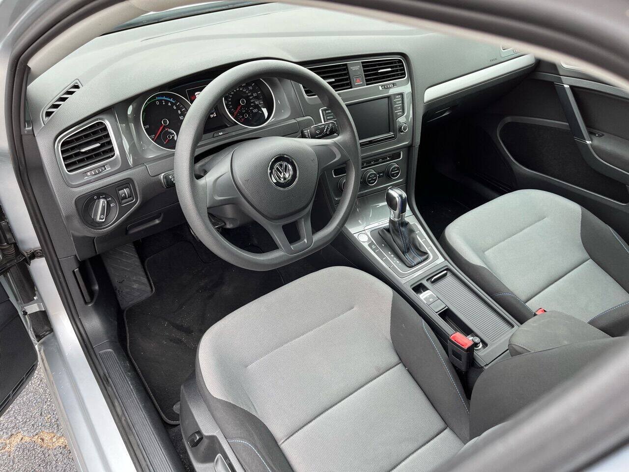 Used 2016 Volkswagen e-Golf SE w/ DC Fast Charging Package FWD image 16