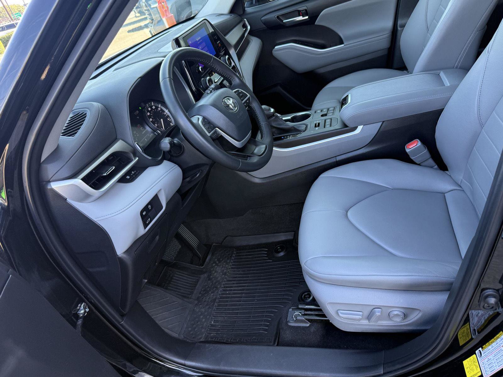 Used 2023 Toyota Highlander XLE AWD/4WD image 12