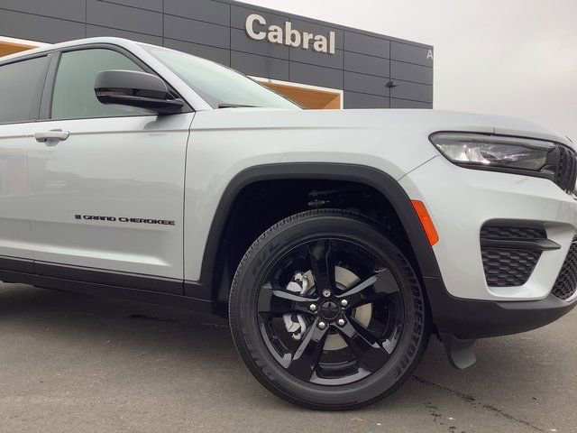 New 2025 Jeep Grand Cherokee Altitude image 3