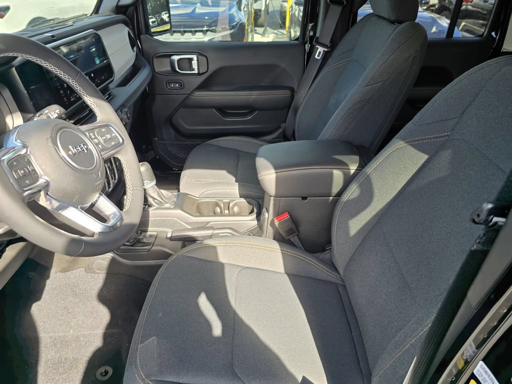 Used 2025 Jeep Wrangler Unlimited Sahara AWD/4WD image 17