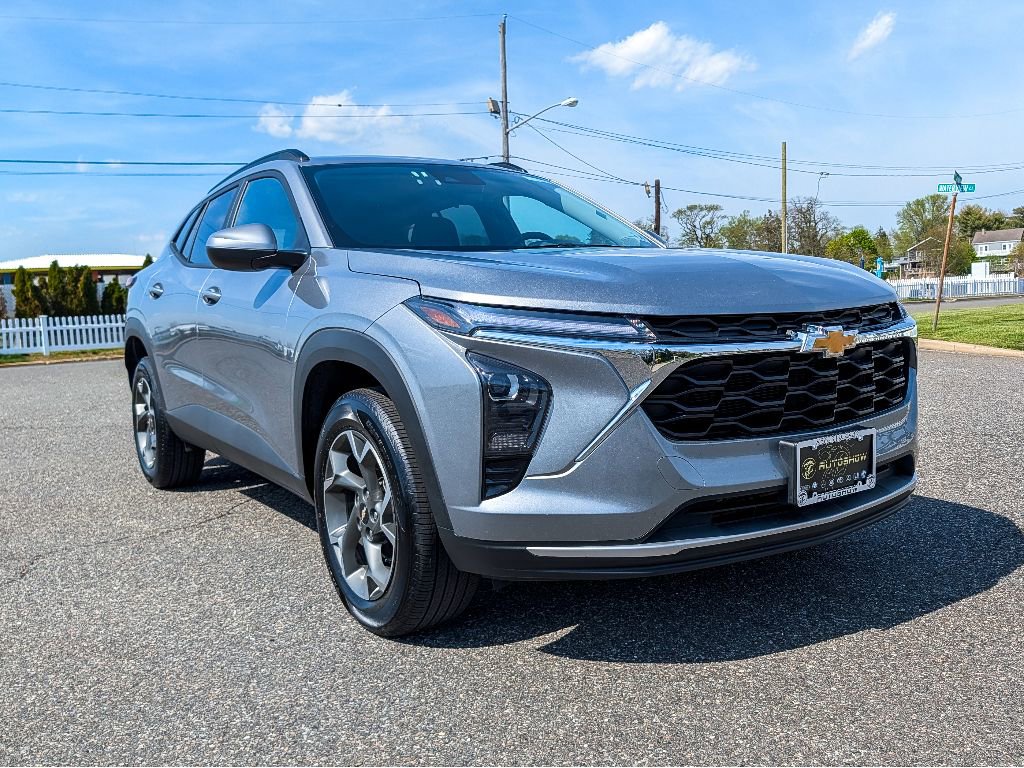 Used 2025 Chevrolet Trax LT w/ LT Convenience Package FWD image 3