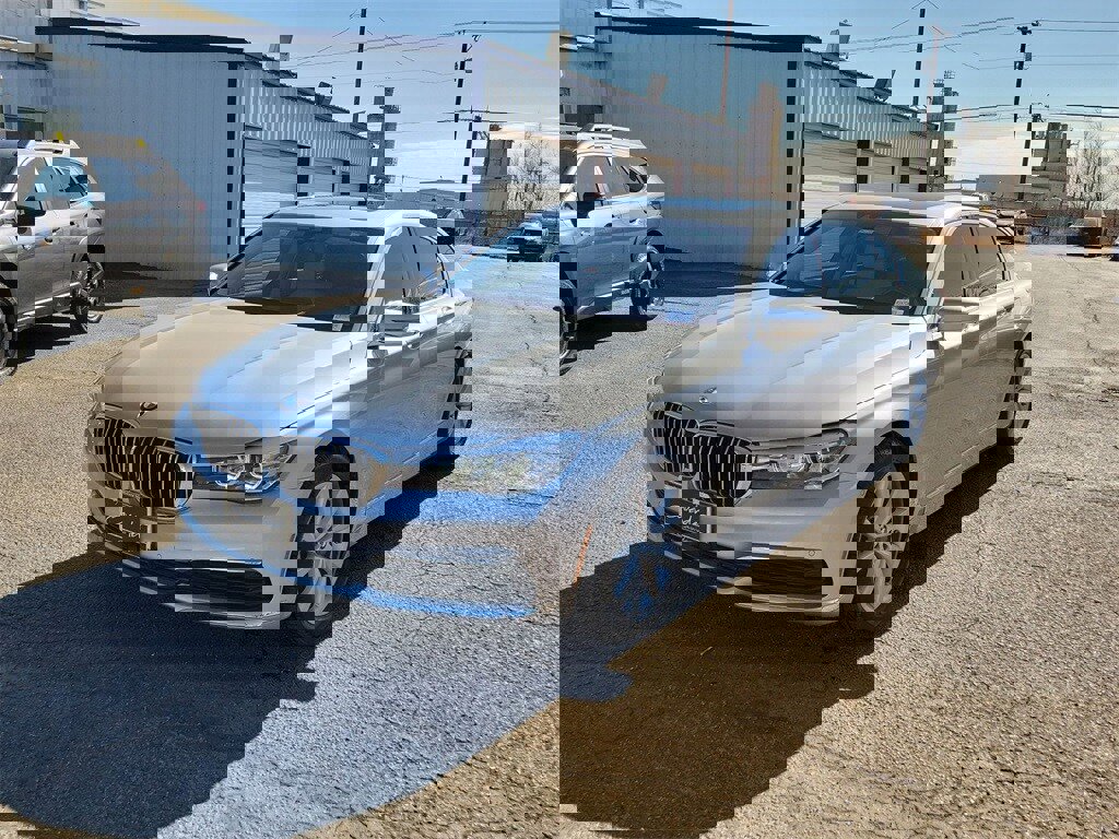 Used 2019 BMW 740i xDrive w/ Executive Package image 3