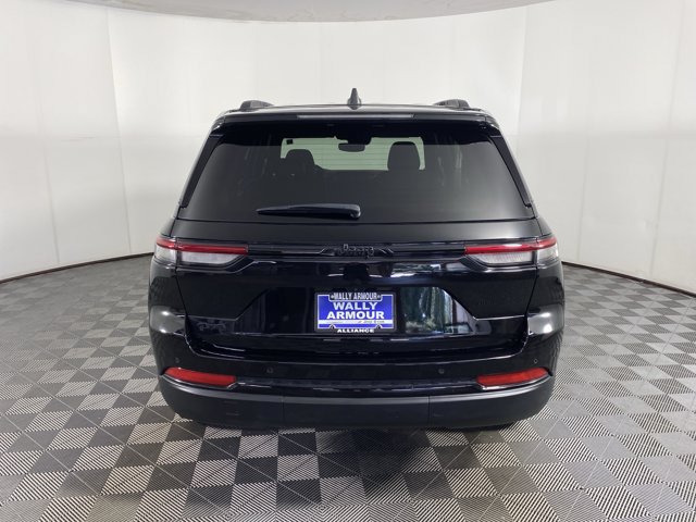Used 2024 Jeep Grand Cherokee Altitude AWD/4WD image 9