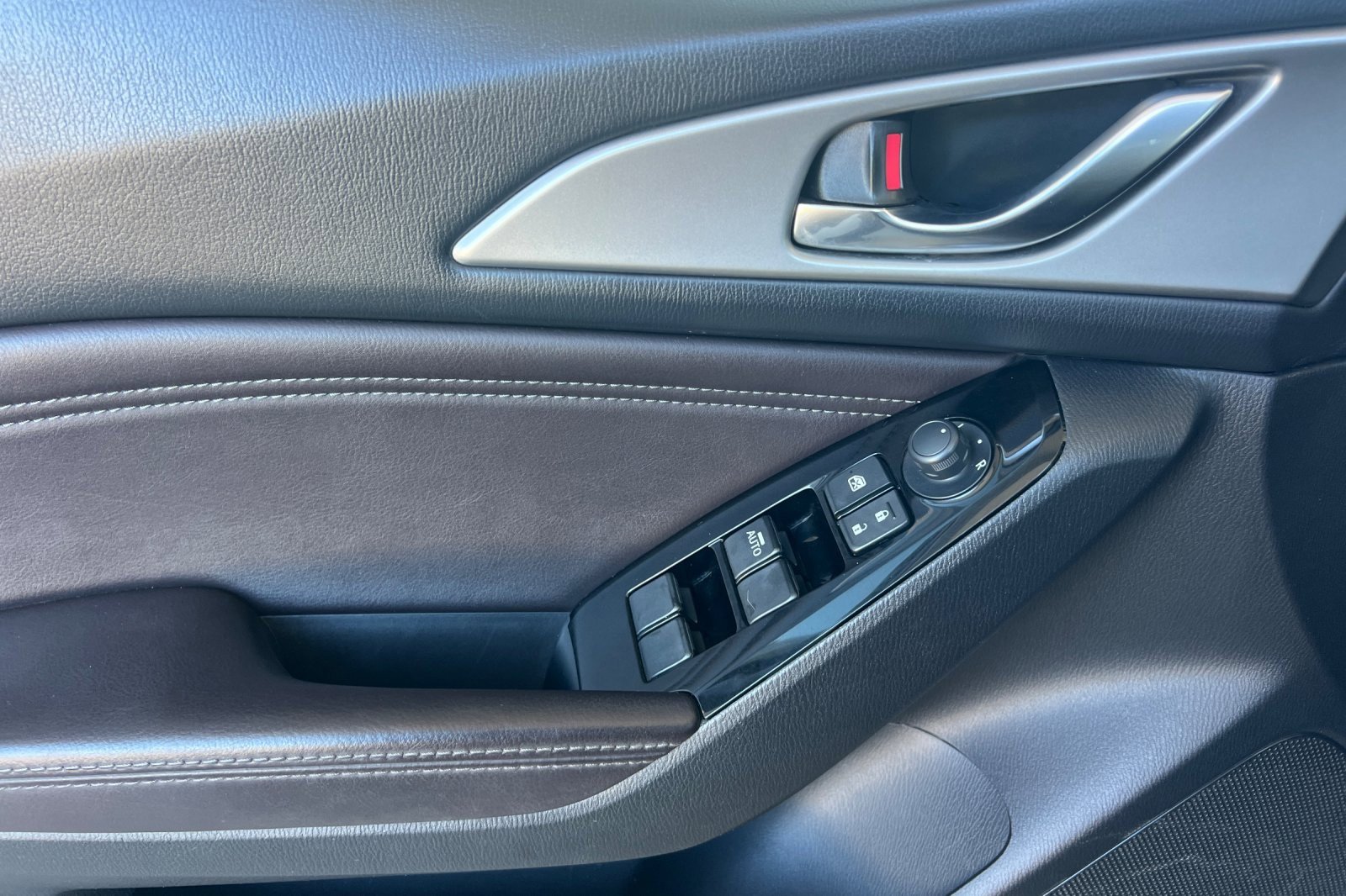 Used 2018 MAZDA MAZDA3 Touring image 11