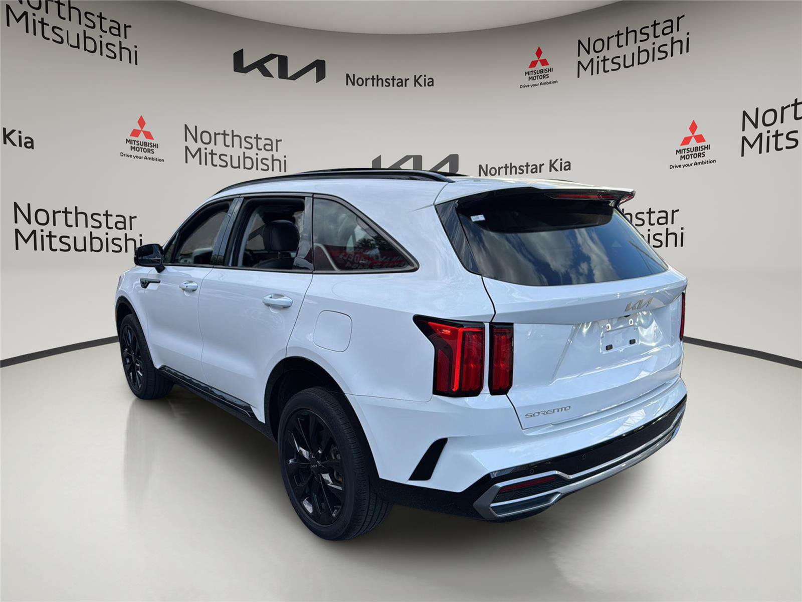 Used 2023 Kia Sorento SX AWD/4WD image 2