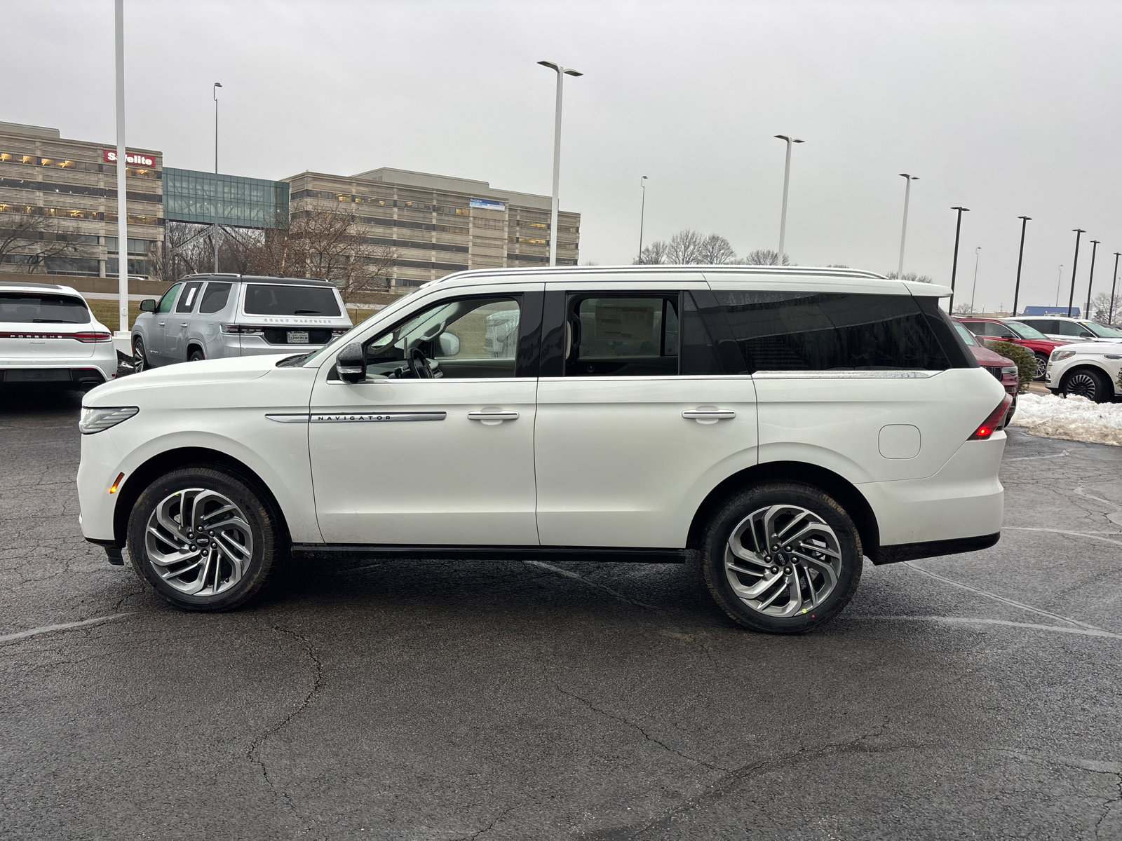 New 2026 Lincoln Navigator Reserve image 4