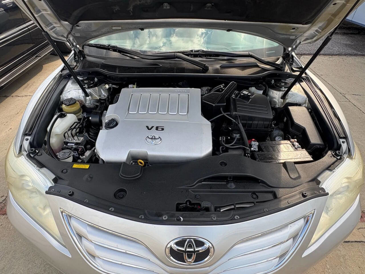 Used 2011 Toyota Camry XLE w/ XLE Extra-Value Pkg #1 FWD image 2