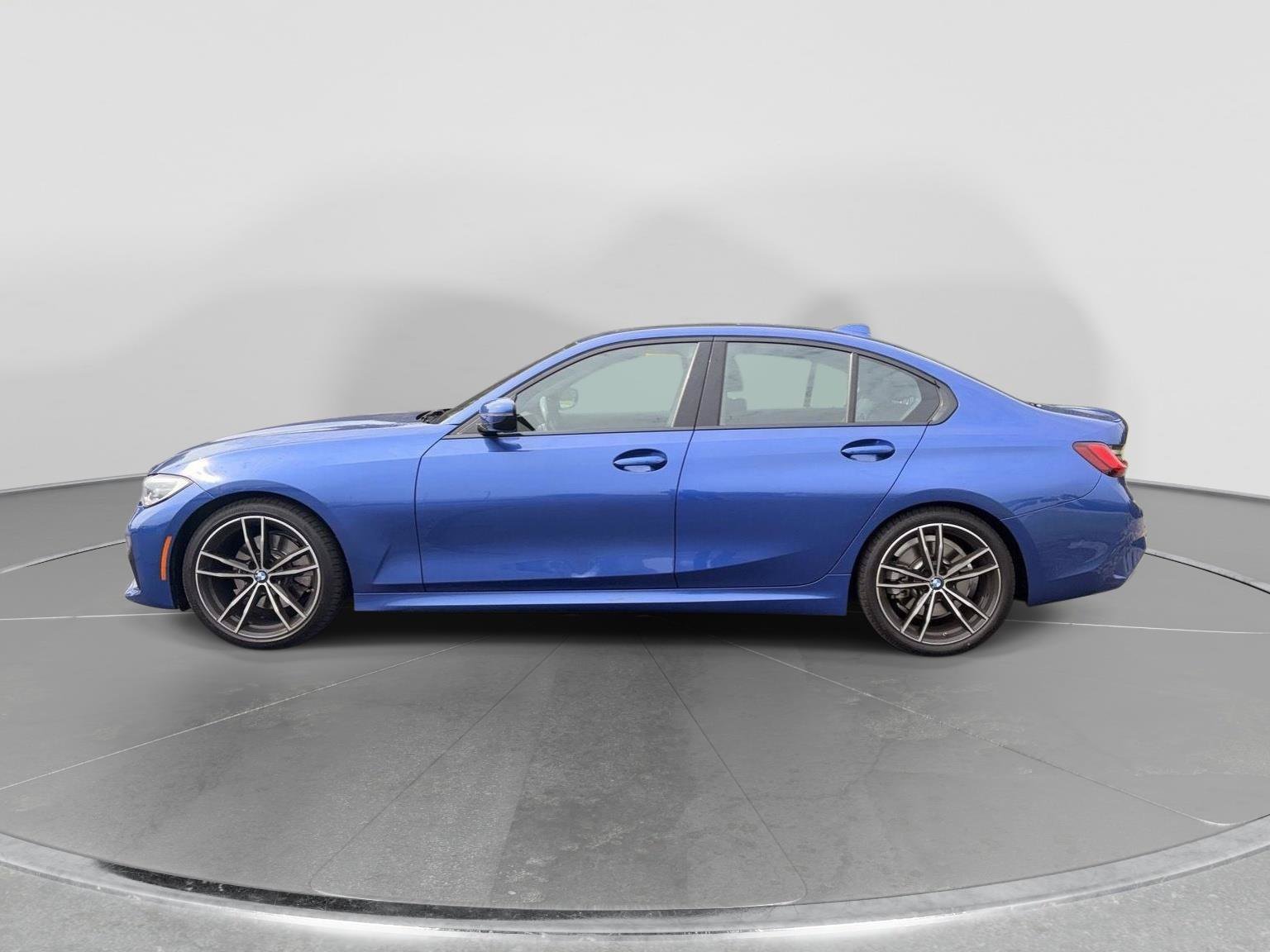 Used 2022 BMW 330i Sedan w/ M Sport Package RWD image 2
