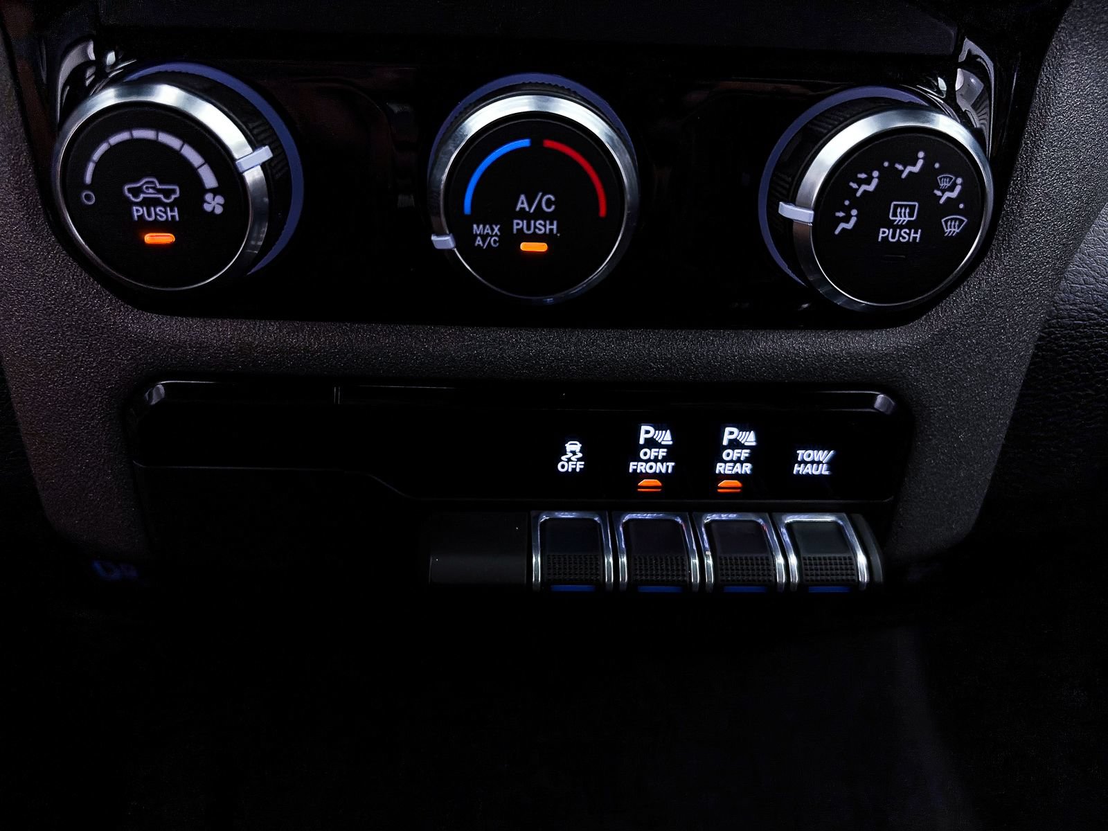 Used 2025 RAM 1500 Warlock AWD/4WD image 28