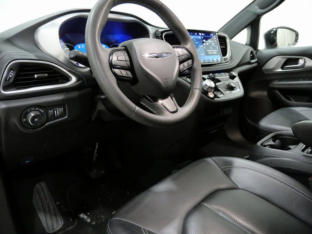 Used 2024 Chrysler Pacifica Select image 11
