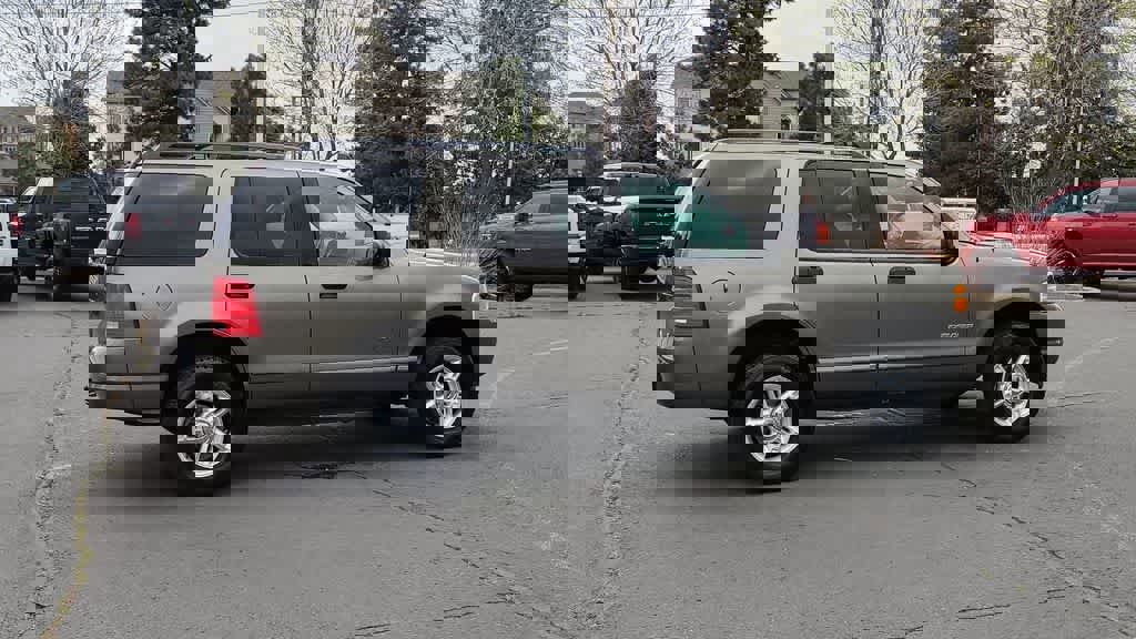 Used 2004 Ford Explorer XLT image 9