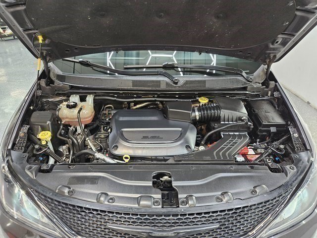 Used 2020 Chrysler Pacifica Touring-L w/ S Appearance Package image 29