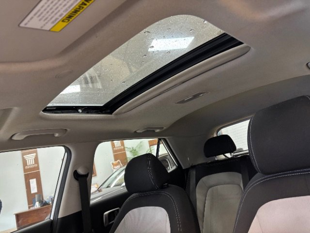 Used 2024 Hyundai Venue SEL image 13