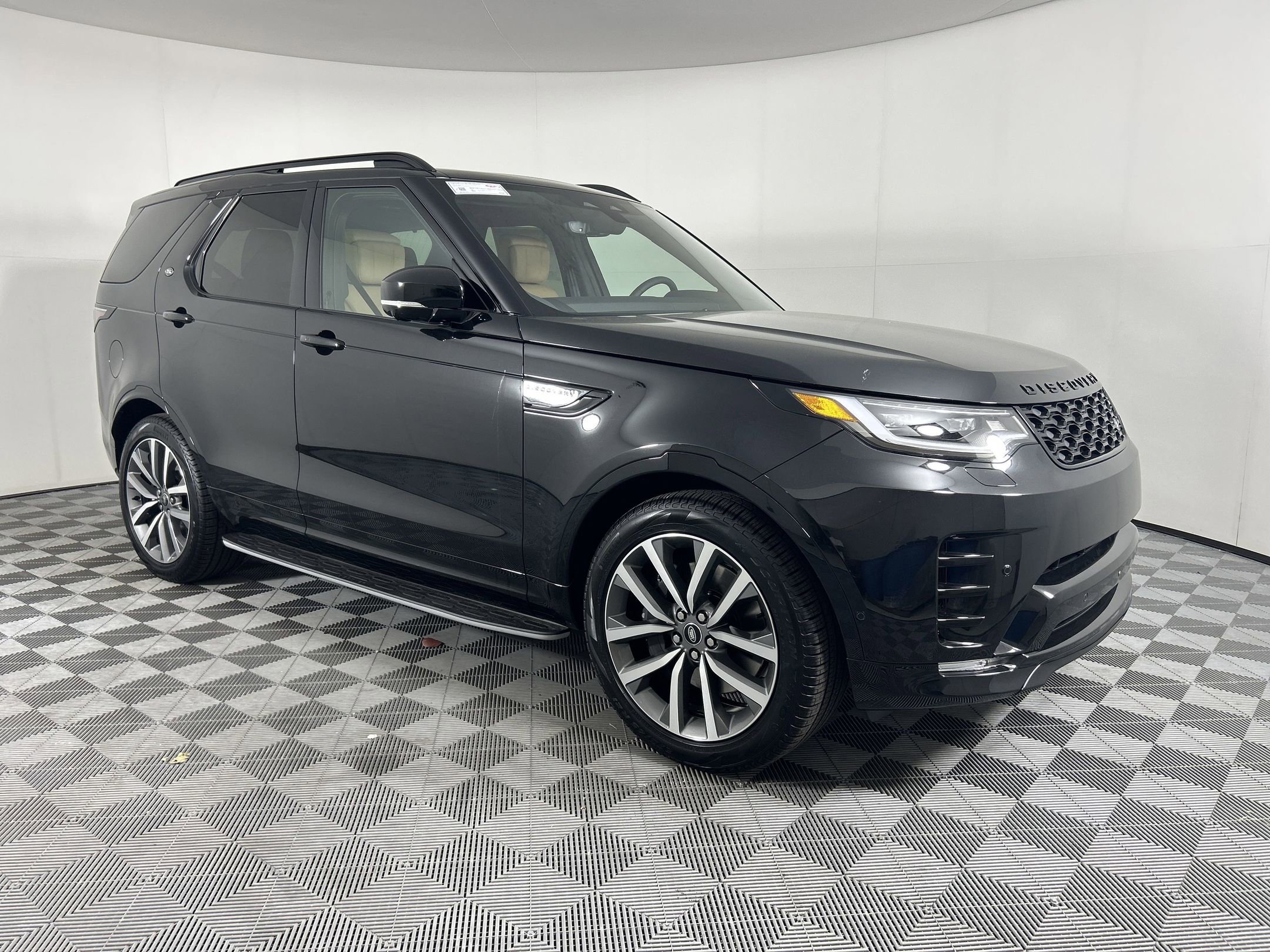 New 2025 Land Rover Discovery Dynamic SE image 5