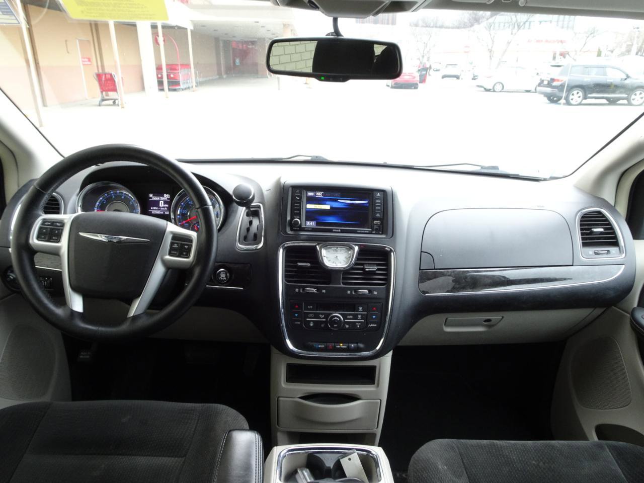 Used 2016 Chrysler Town & Country Touring w/ Driver Convenience Group image 15