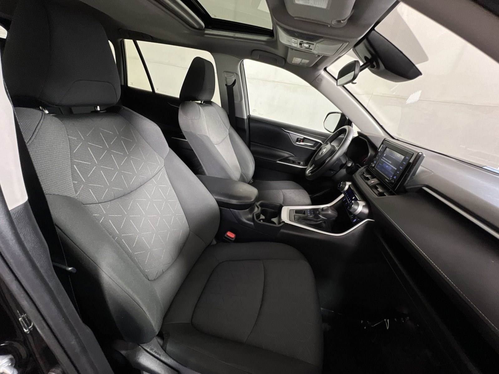 Used 2020 Toyota RAV4 XLE w/ Convenience Package image 26