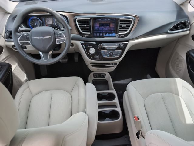 Used 2017 Chrysler Pacifica Touring w/ Tire & Wheel Group FWD image 29