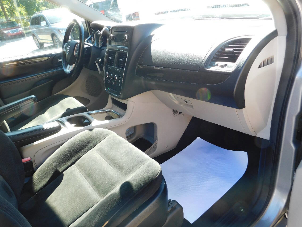 Used 2016 Dodge Grand Caravan SXT w/ Rear Park Assist Package image 15