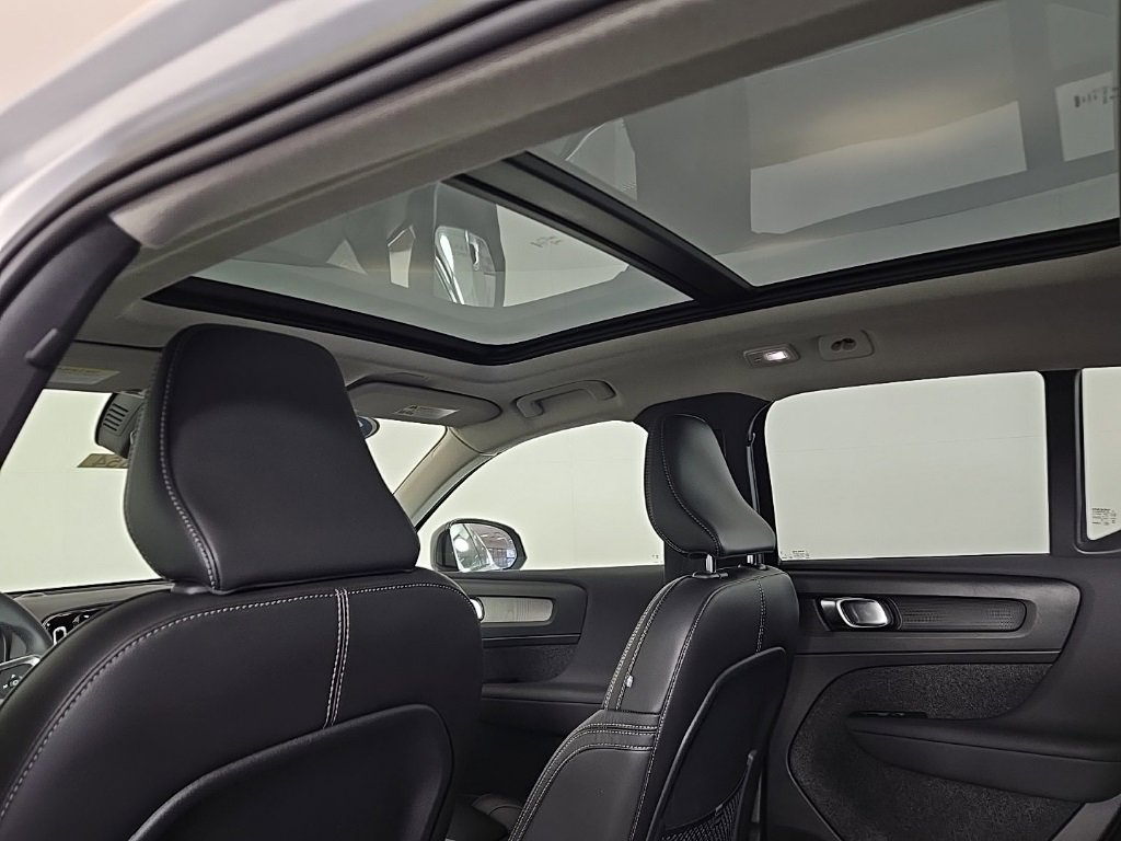 Certified 2023 Volvo XC40 B5 Plus w/ Protection Package Premier image 18