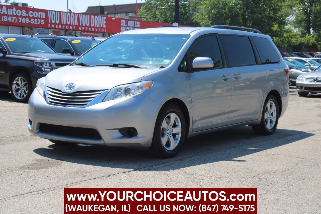 Used 2017 Toyota Sienna LE image 1