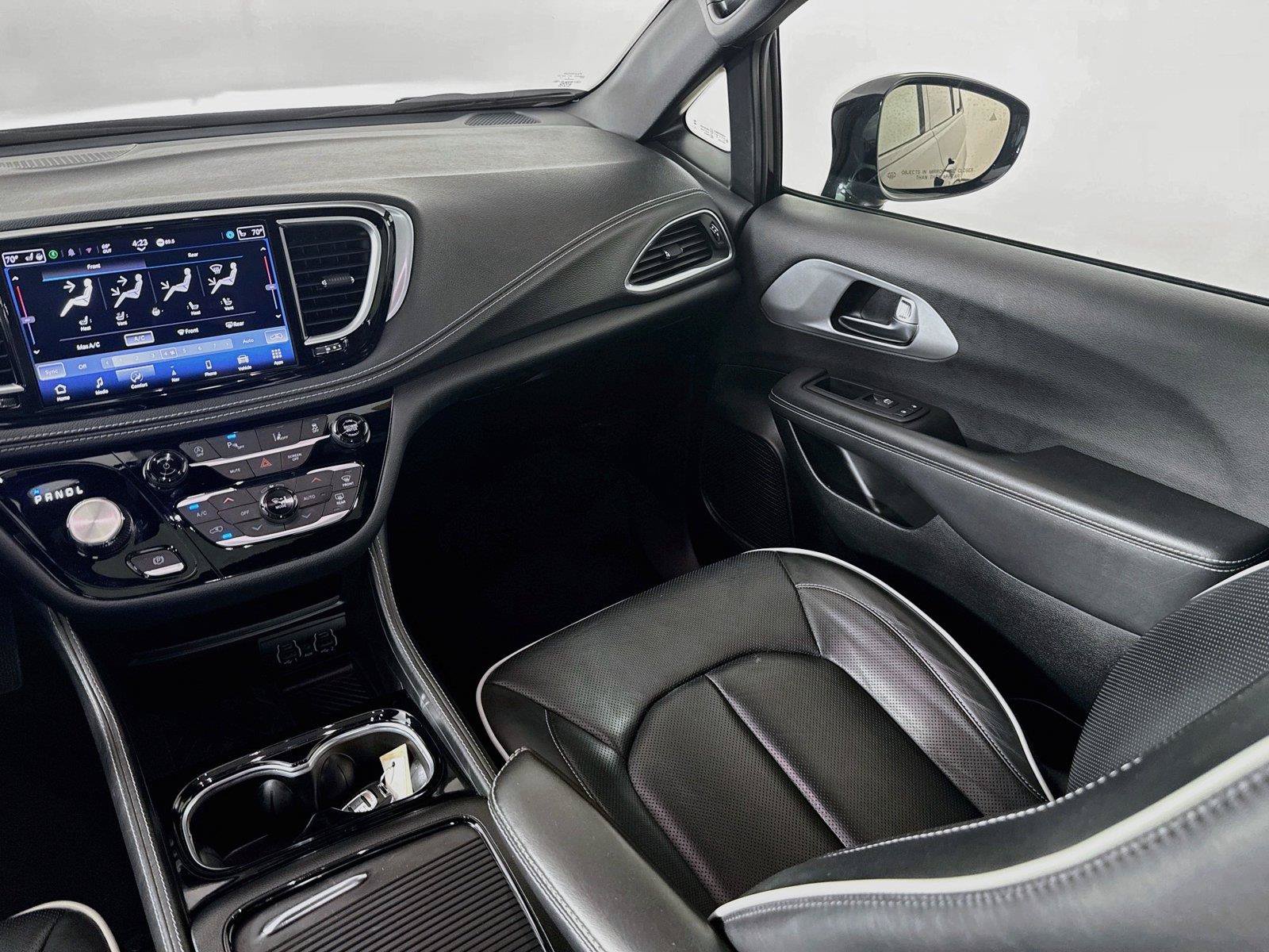 Used 2025 Chrysler Pacifica Limited FWD image 26