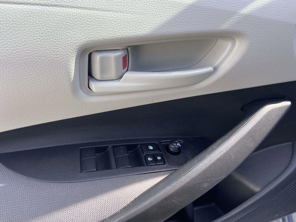 Used 2025 Toyota Corolla LE image 12