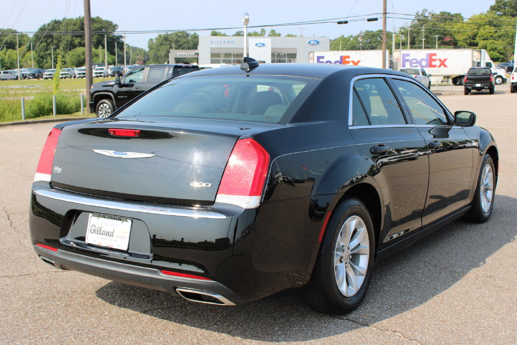 Used 2019 Chrysler 300 Touring RWD image 5