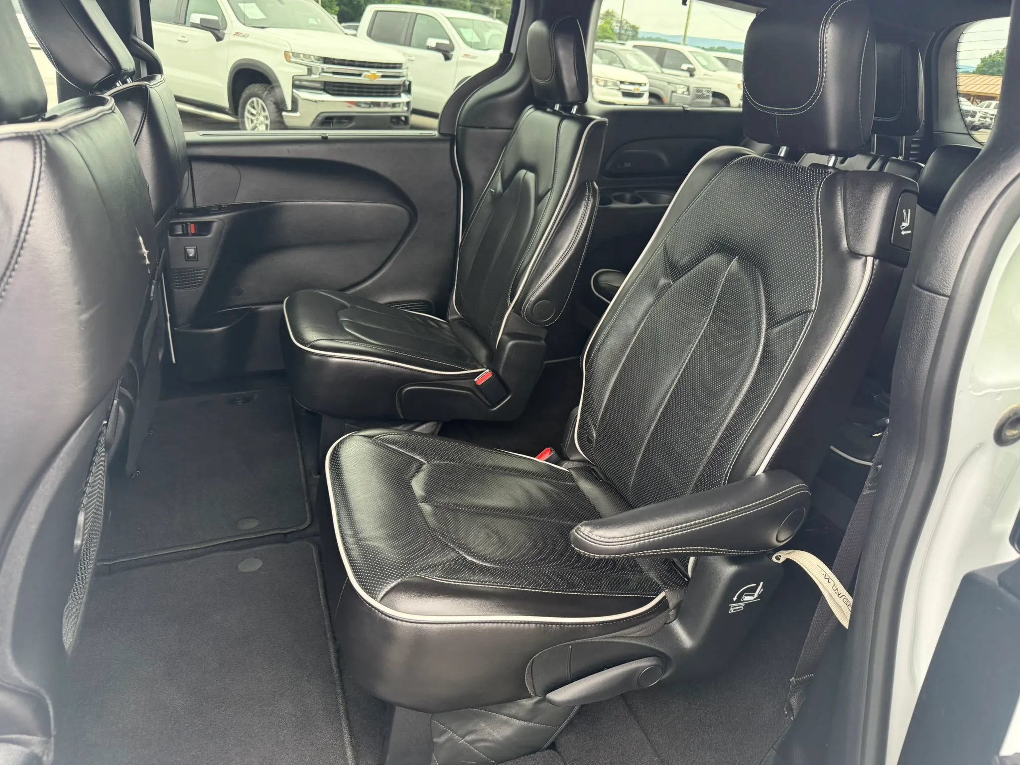 Used 2025 Chrysler Pacifica Limited FWD image 15
