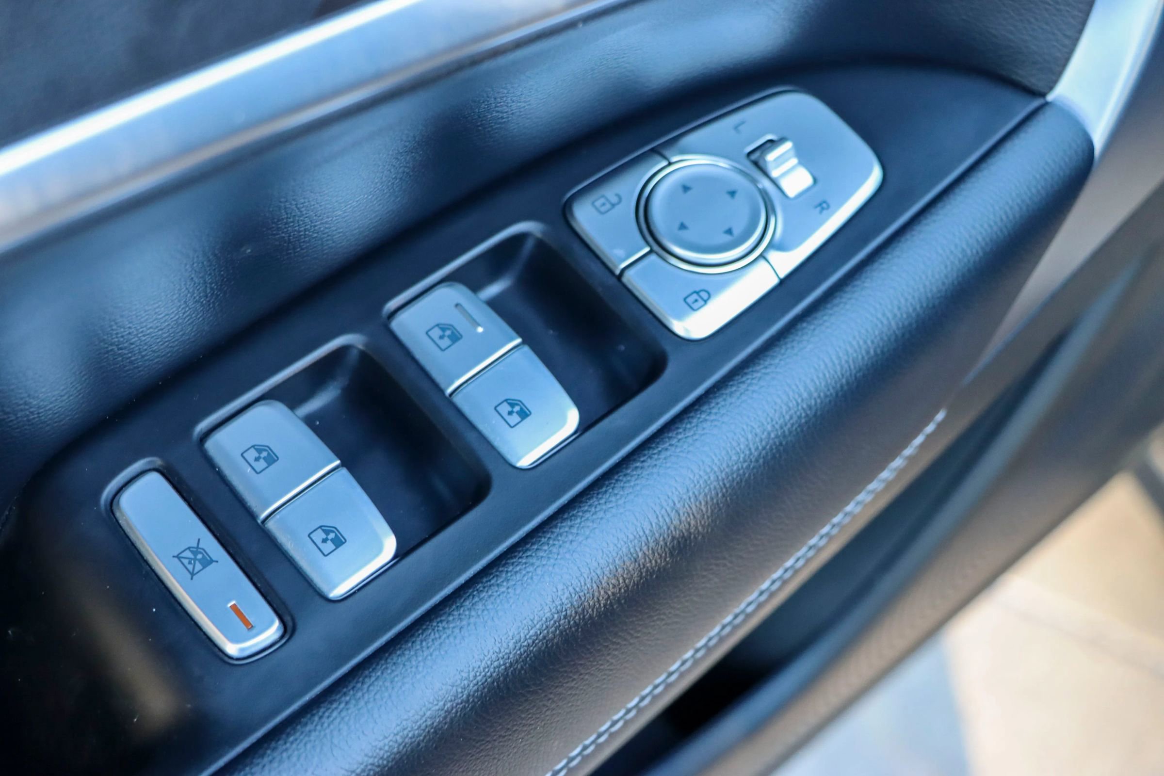 Used 2019 Genesis G70 2.0T Advanced image 13