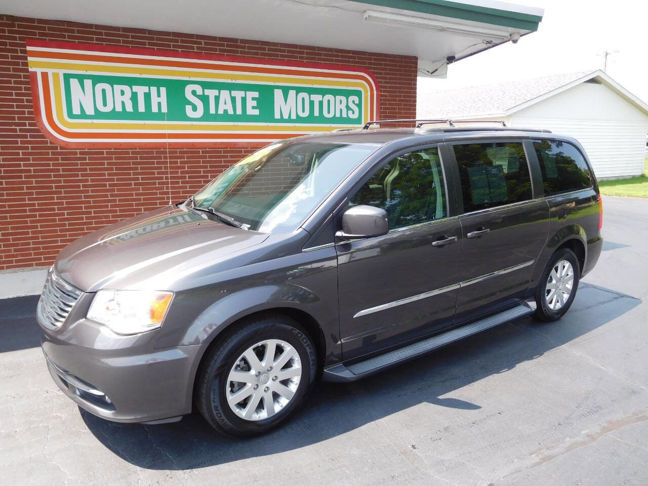 Used 2016 Chrysler Town & Country Touring image 1