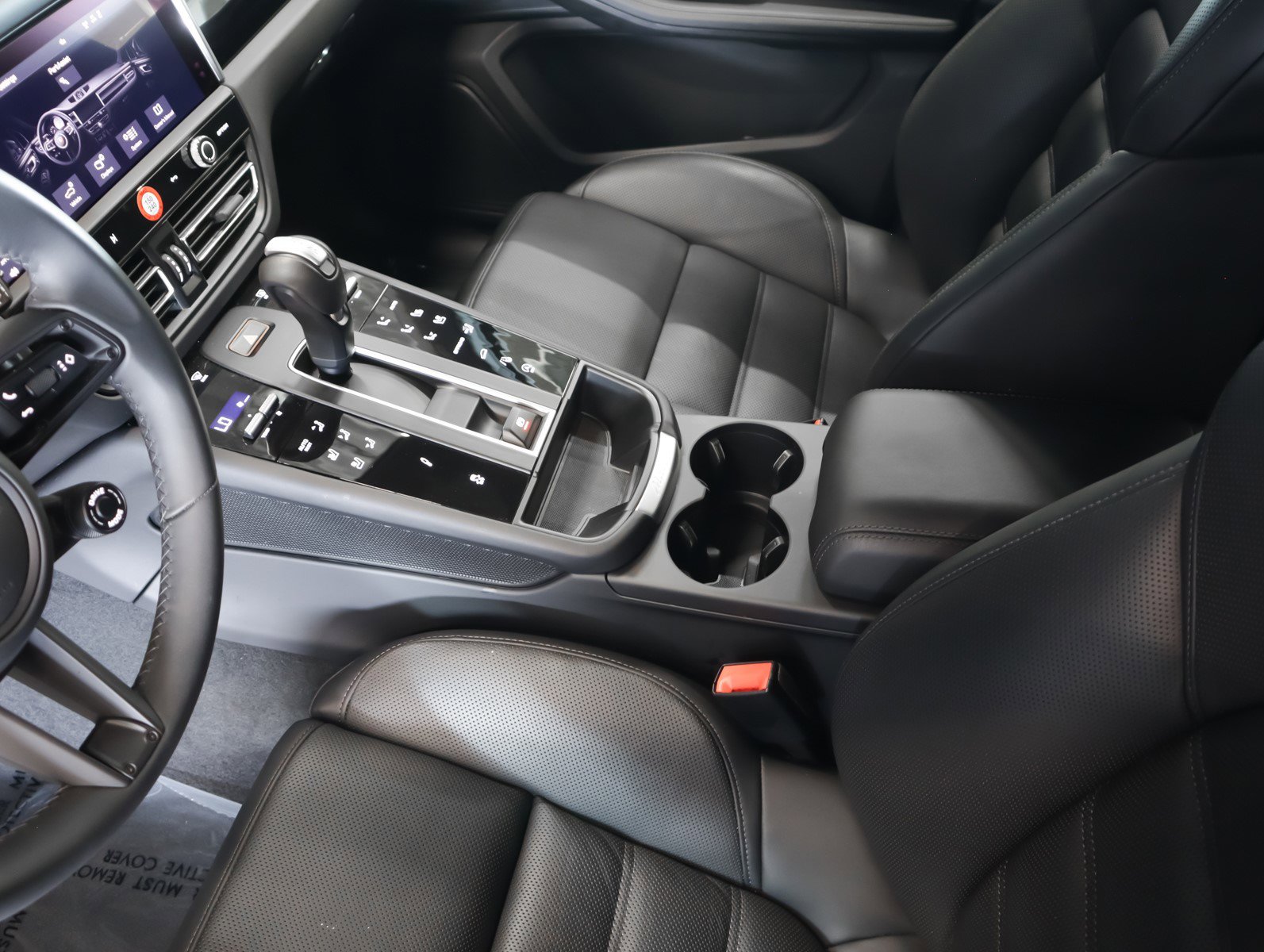 Certified 2025 Porsche Macan T image 18