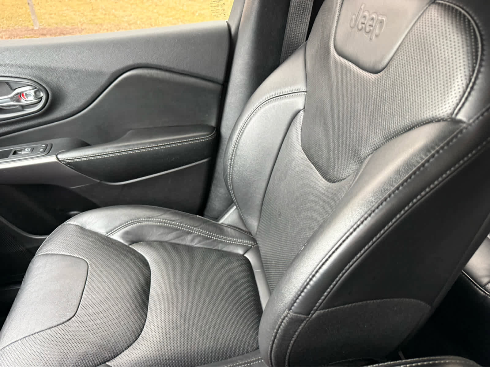 Used 2020 Jeep Cherokee Limited image 26