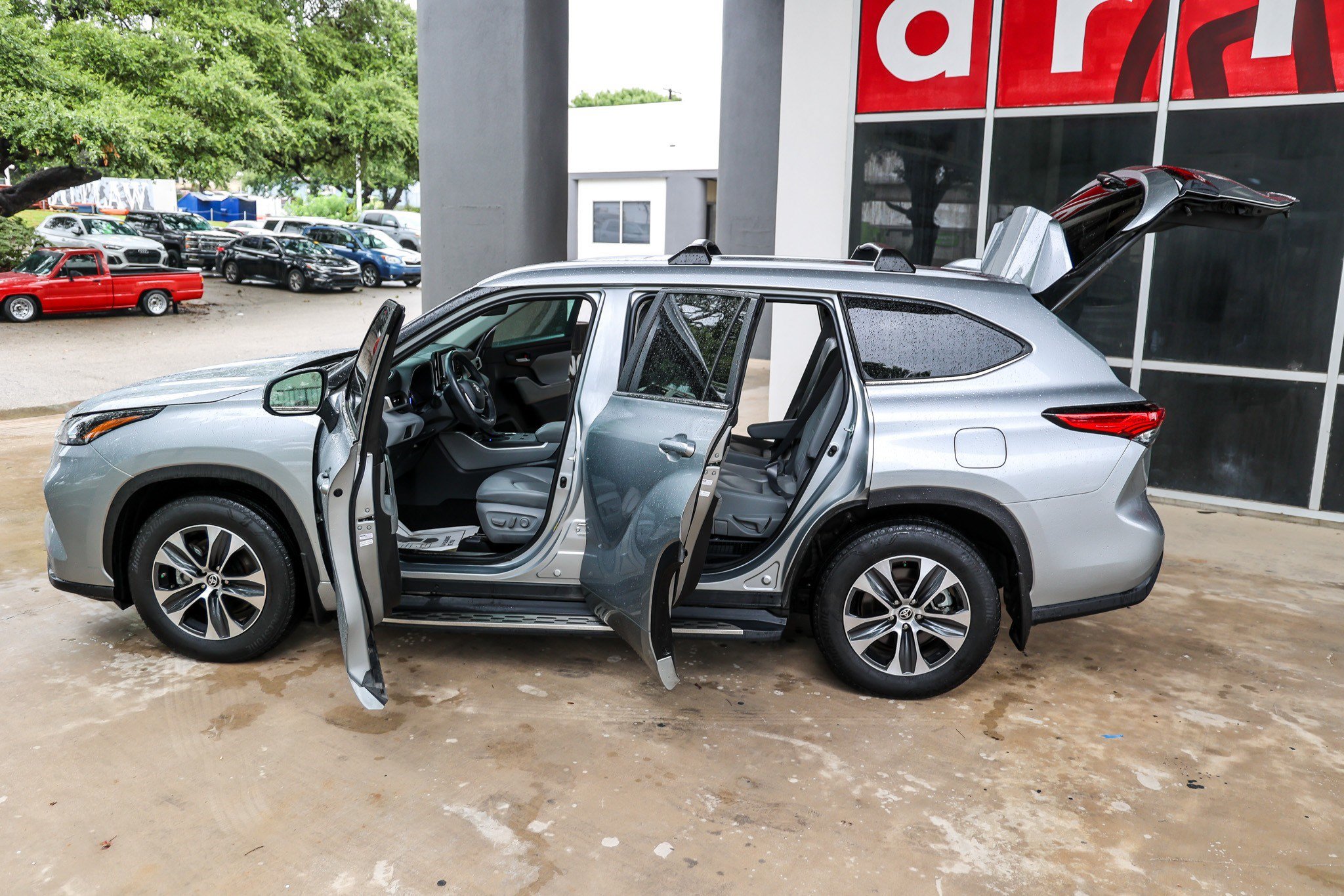 Used 2023 Toyota Highlander XLE FWD image 11